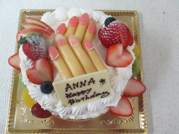 バースデーケーキに ネイルアートされた指を立体でトッピング 大阪市東住吉区 パティスリーデコ