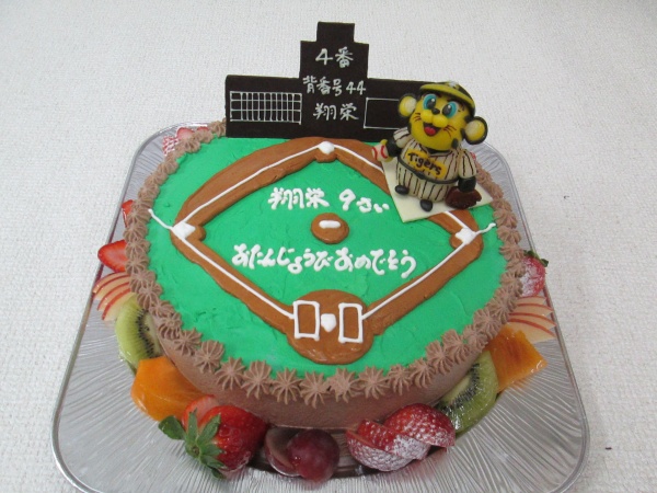 バースデーケーキに 野球場イメージ仕上げケーキに トラッキーを立体でトッピング 大阪市東住吉区 パティスリーデコ
