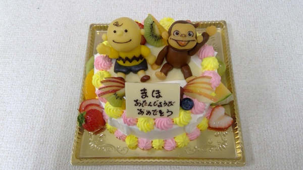 バースデーケーキに チャーリーブラウンとおさるのジョージを立体でトッピング 大阪市東住吉区 パティスリーデコ