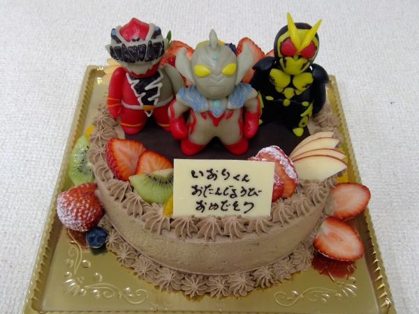 バースデーケーキに ご指定のウルトラマンと仮面ライダーとリュウソウジャーを立体で 大阪市東住吉区 パティスリーデコ
