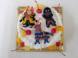 通販ケーキで フォートナイトのレイブンとドリフトとラマを立体でトッピング 大阪市東住吉区 パティスリーデコ