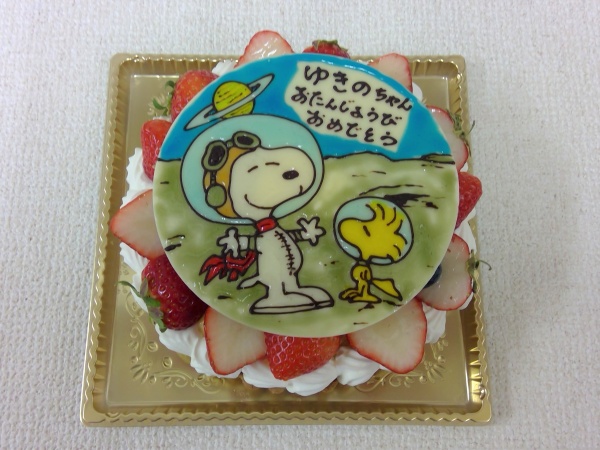 バースデーケーキに ご指定イラストのスヌーピーをプレートでトッピング 大阪市東住吉区 パティスリーデコ
