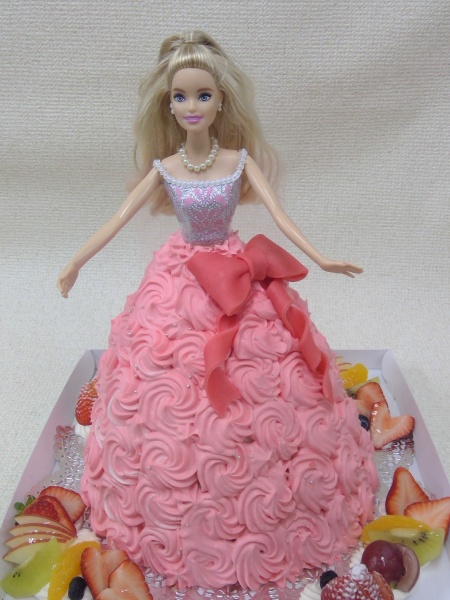 バースデーケーキに バービー人形のドレスをご指定デザインでリボン付の立体形ケーキで 大阪市東住吉区 パティスリーデコ