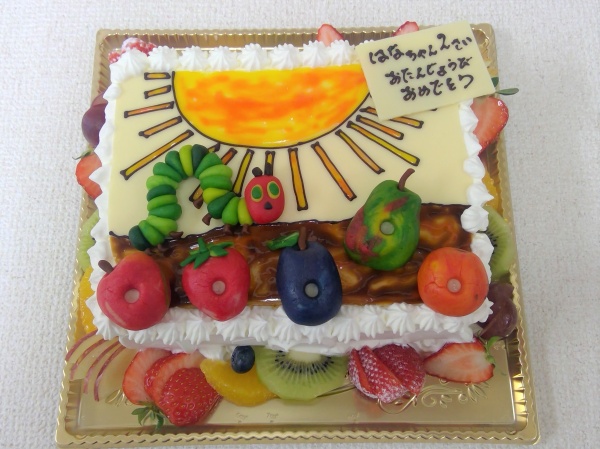 バースデーケーキに 指定イラストにはらぺこあおむしと果物を立体でトッピング 大阪市東住吉区 パティスリーデコ