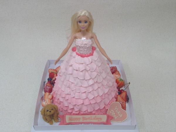 バースデーケーキに バービー人形のドレス立体形ケーキで トイプードルの立体も付けて 大阪市東住吉区 パティスリーデコ