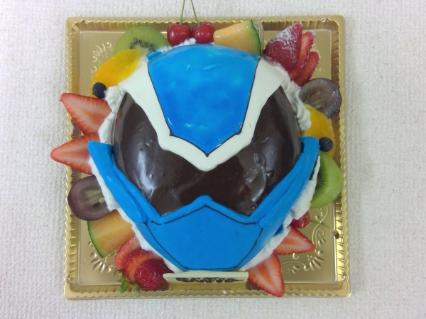 バースデーケーキに 魔進戦隊キラメイジャーのブルーを立体形ケーキで 大阪市東住吉区 パティスリーデコ