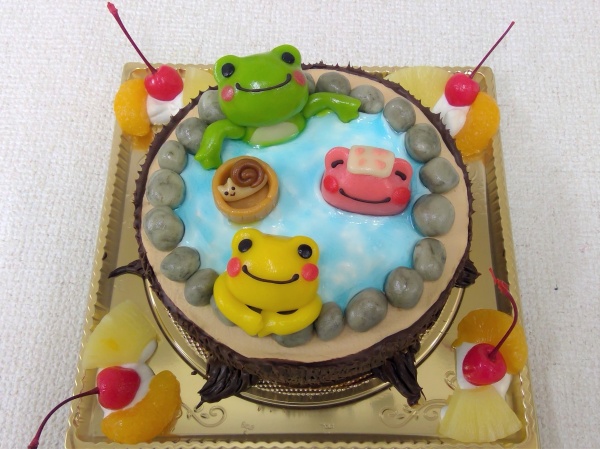 バースデーケーキに 切株形の温泉に入っている ピクルスやかたつむりを立体で 大阪市東住吉区 パティスリーデコ