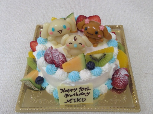 バースデーケーキに サンリオのシナモンとモカとみるくを立体でトッピング 大阪市東住吉区 パティスリーデコ