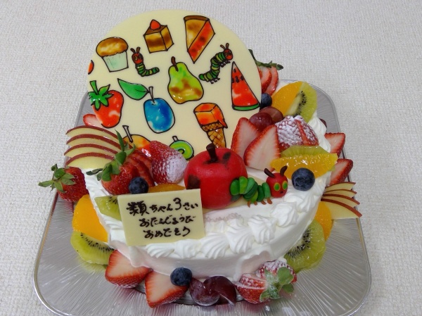 バースデーケーキに ご指定のフルーツイラストとりんごとはらぺこあおむしを立体でトッピング 大阪市東住吉区 パティスリーデコ